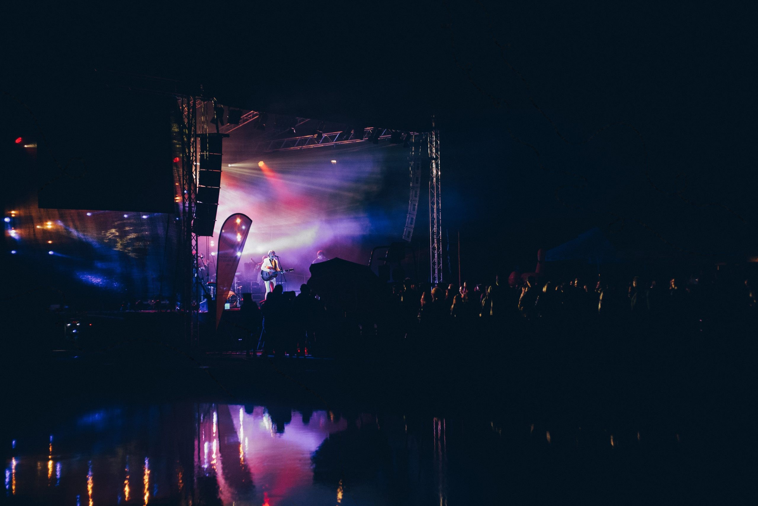 Nočni koncert KPŠ — občinstvo in oder v lučeh